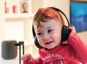 enfant avec un casque audio