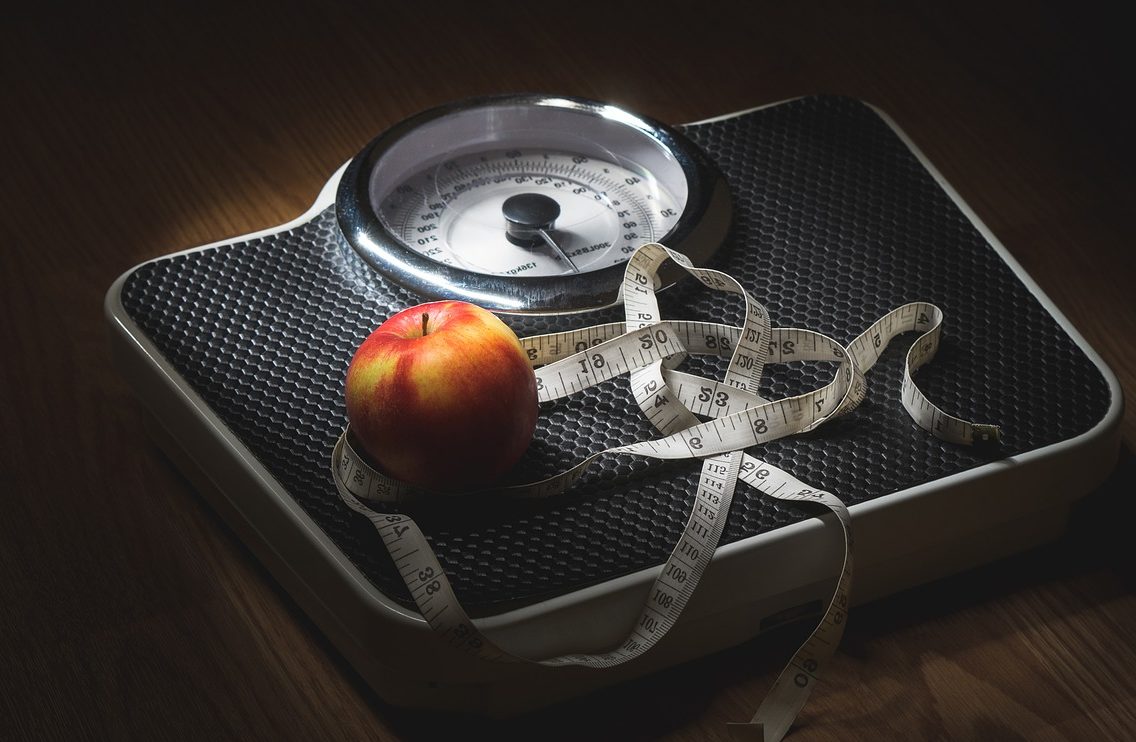 Quand se peser? Matin ou soir? Habillée ou non?