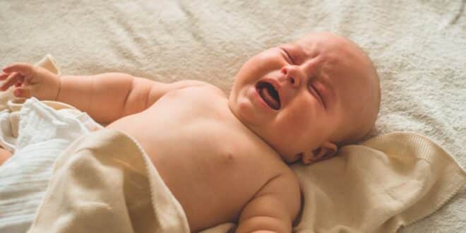 Bébé qui hurle au réveil : principales causes et les solutions
