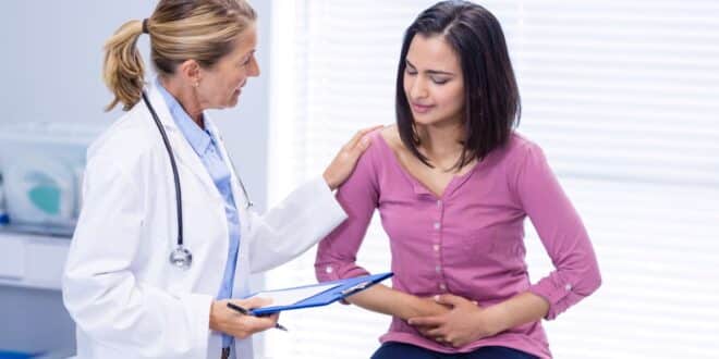 Selles jaunes et ventre qui gargouille : causes et solutions